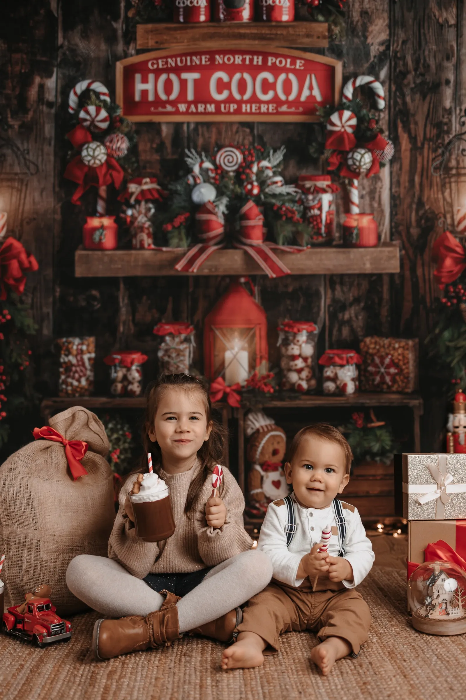 Deux frères et leur chocolat chaud dans le décor de Noël, mini séance au studio