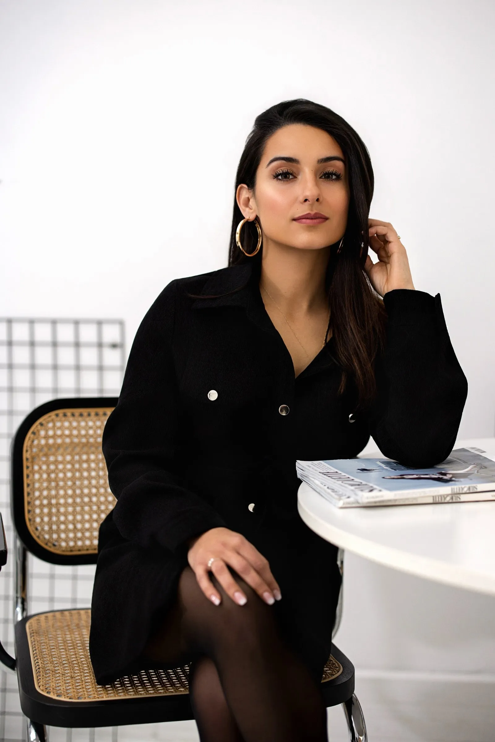 Portrait d'entrepreneure assise à une table, séance portrait en studio