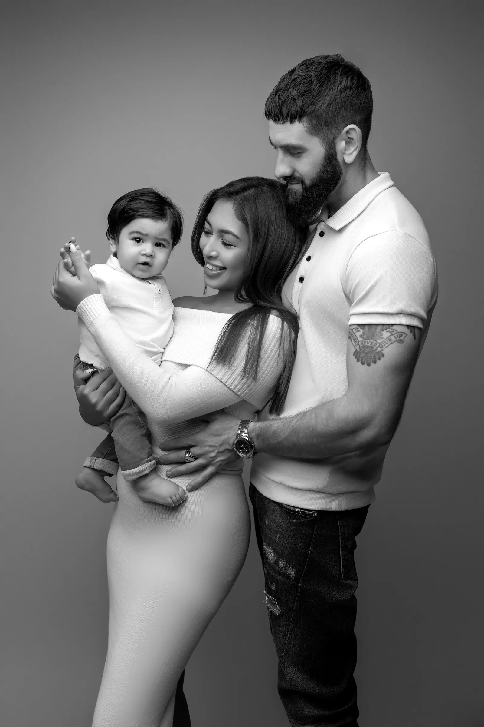 Parents et leur bébé en noir et blanc, séance photo famille en studio