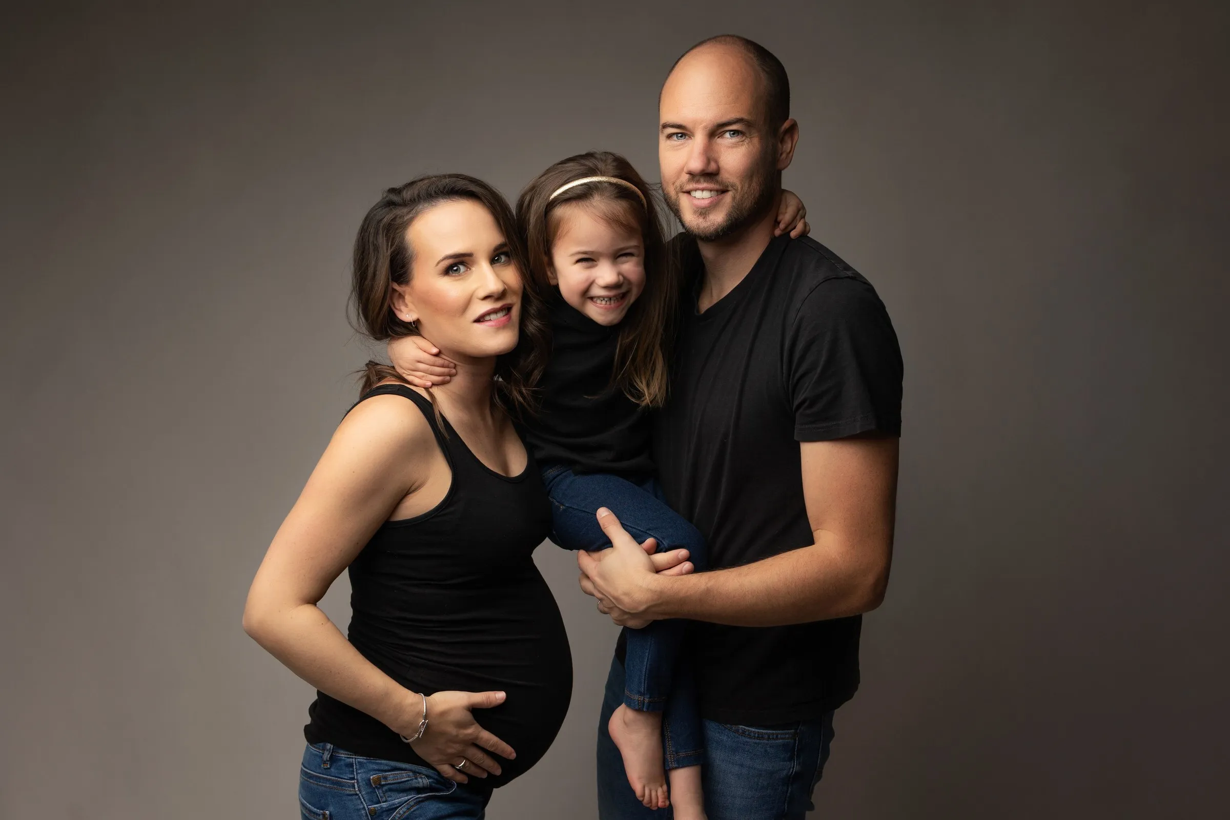 Parents et leur fille en studio, maman enceinte, séance photo famille à Roquettes