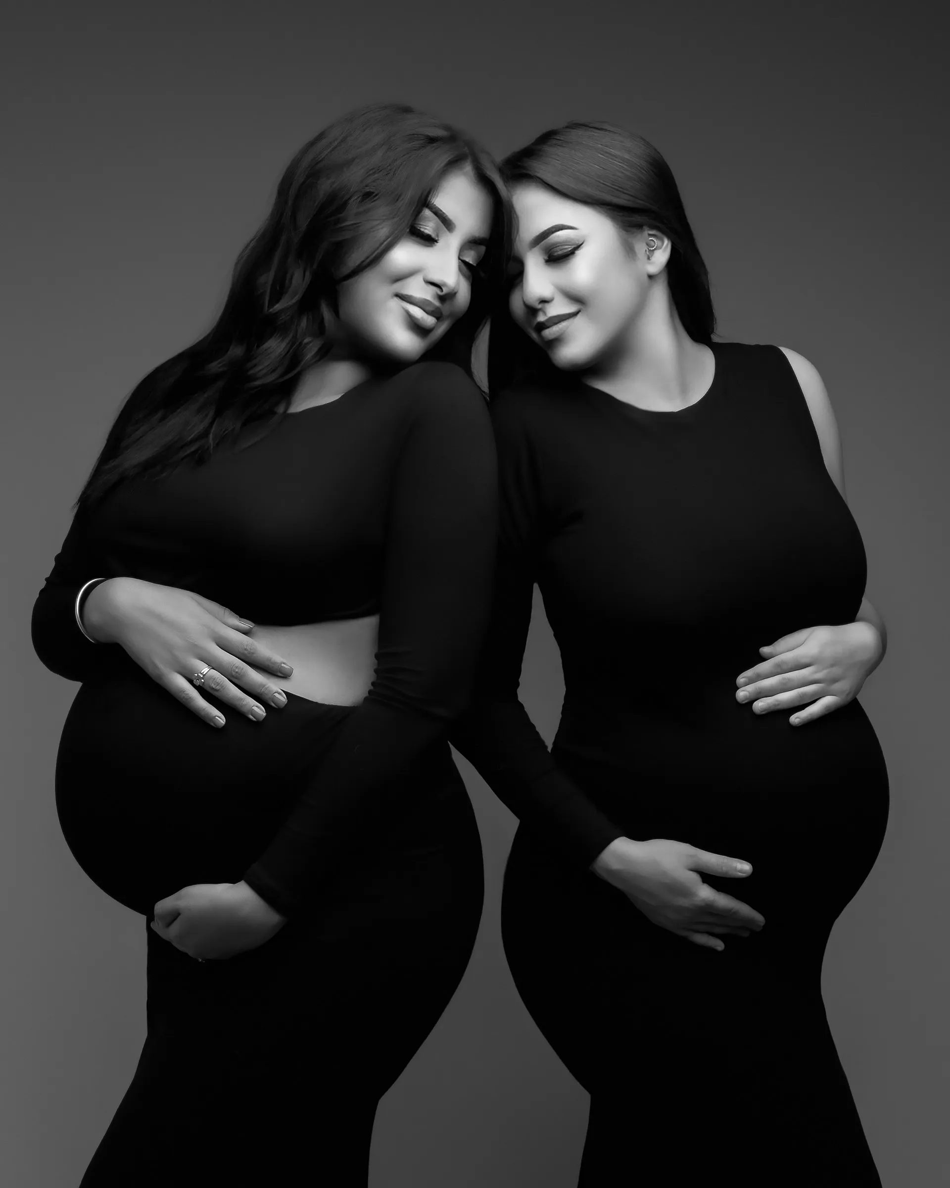 Portrait de maternité en noir et blanc, séance grossesse à deux en studio