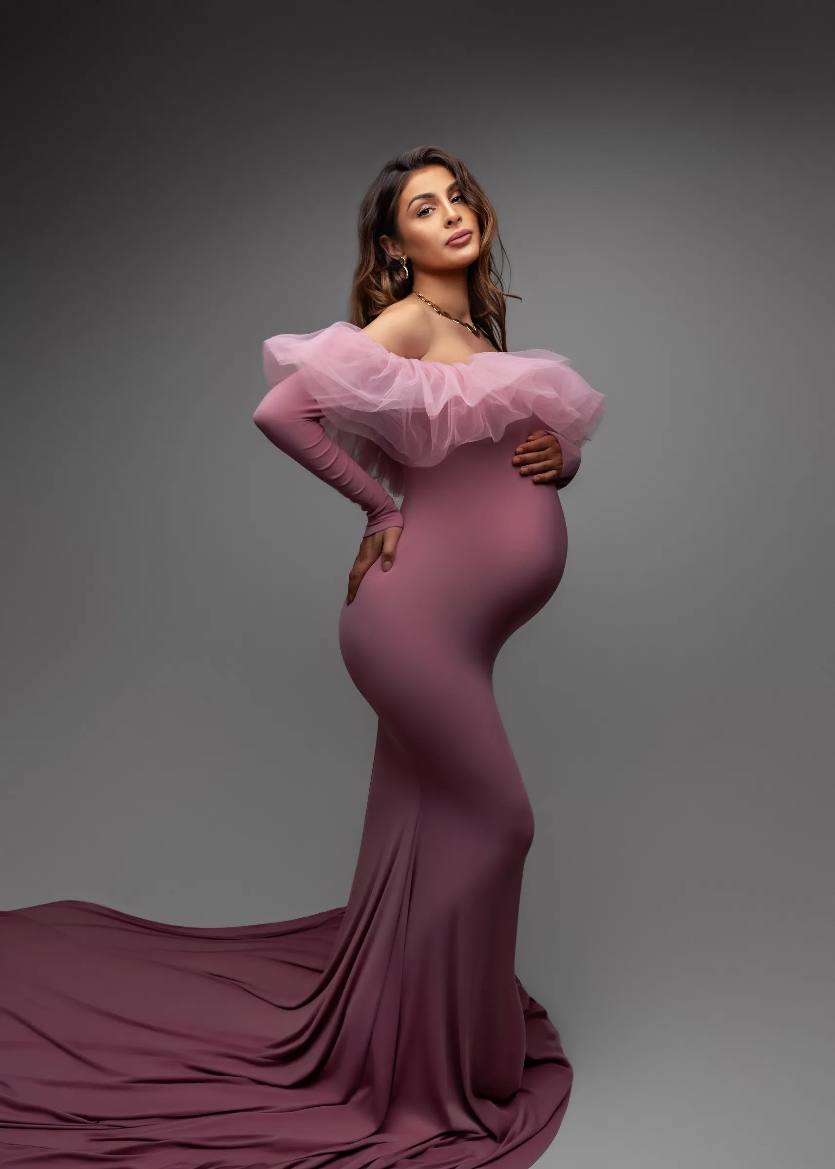 Future maman en robe de créateur mauve à traîne, séance grossesse en studio