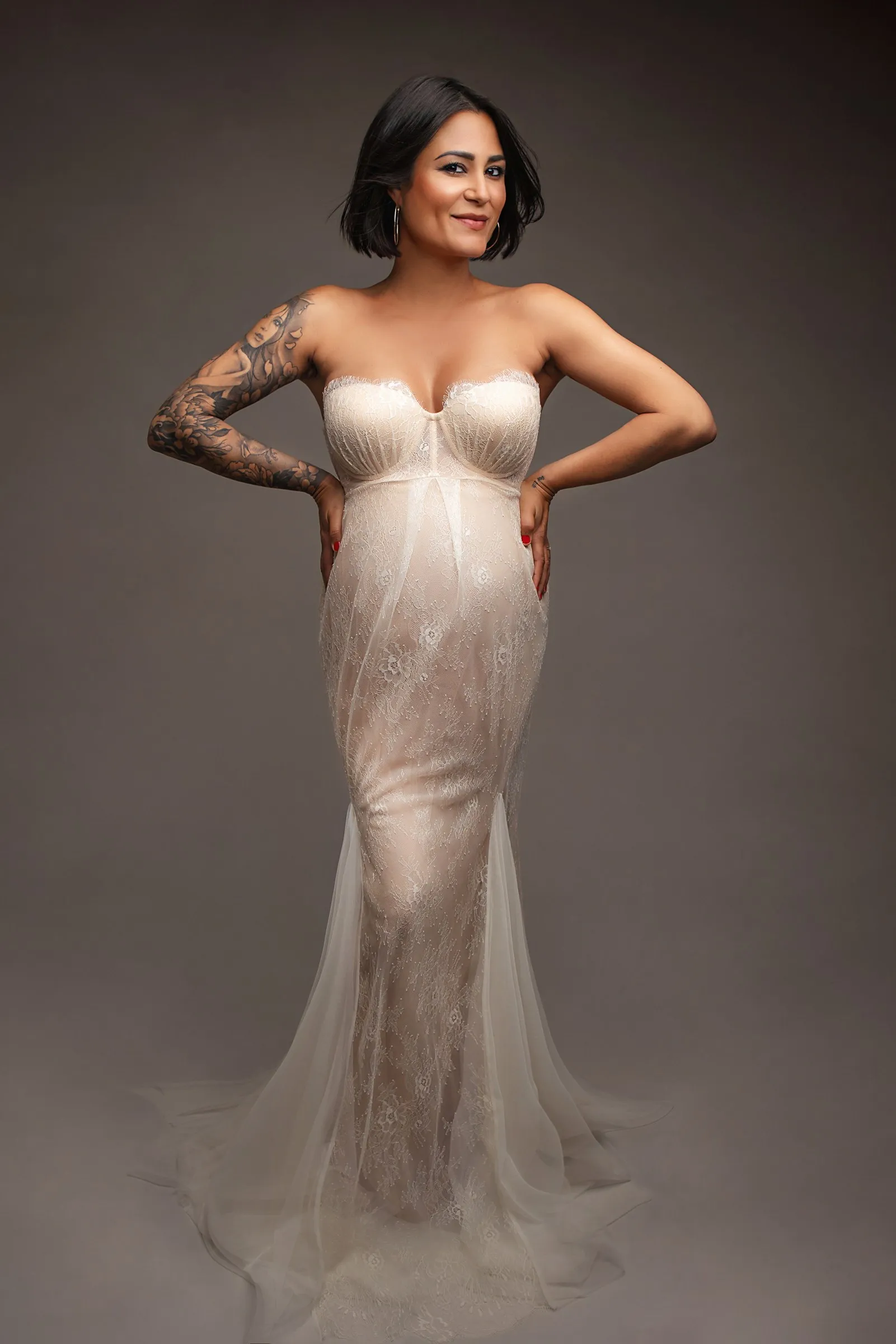 Future maman en robe de dentelle sirène, séance grossesse en studio