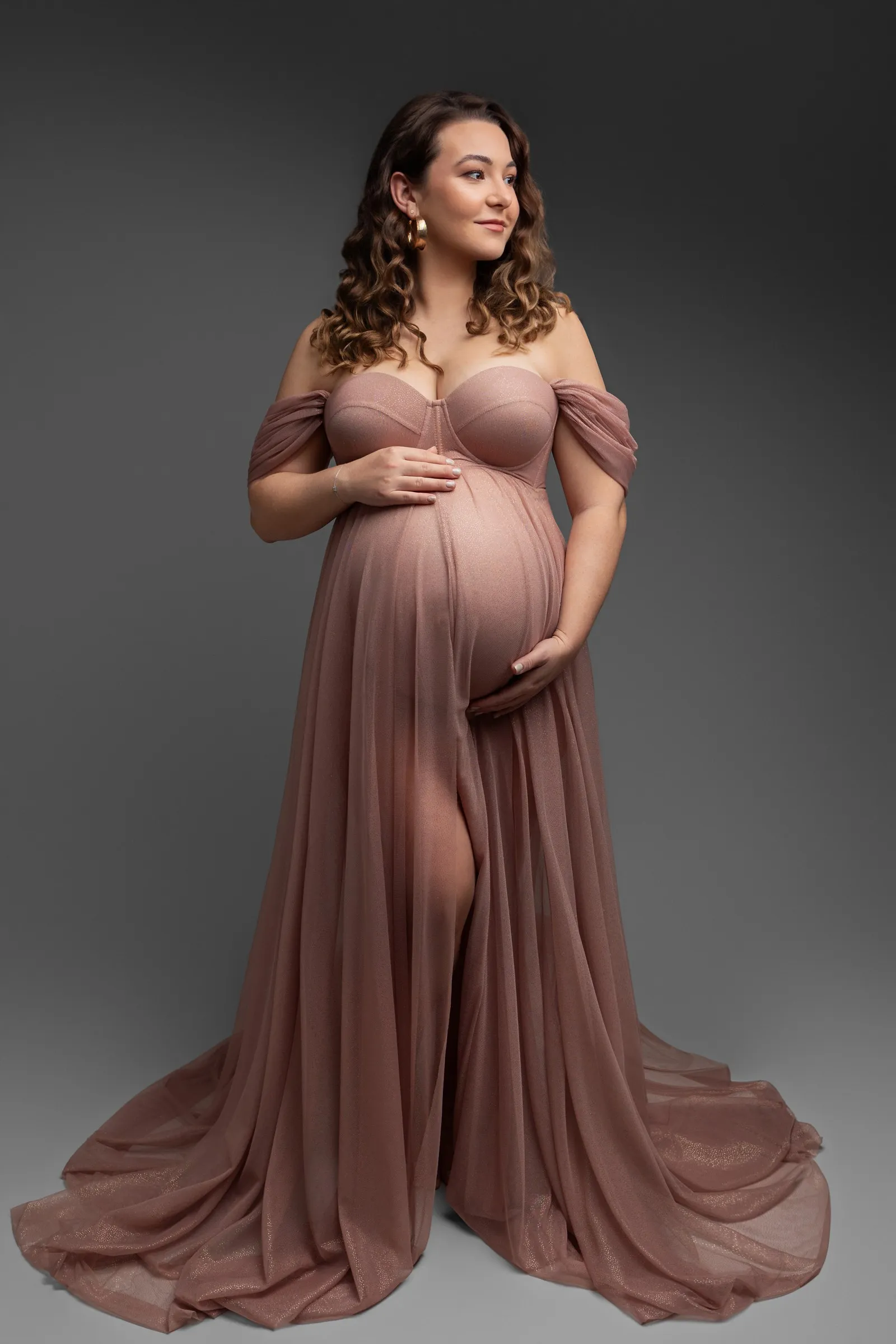 Future maman en robe de tulle rose aux épaules dénudées, séance photo grossesse en studio près de Toulouse, Emilie Colusso photographe