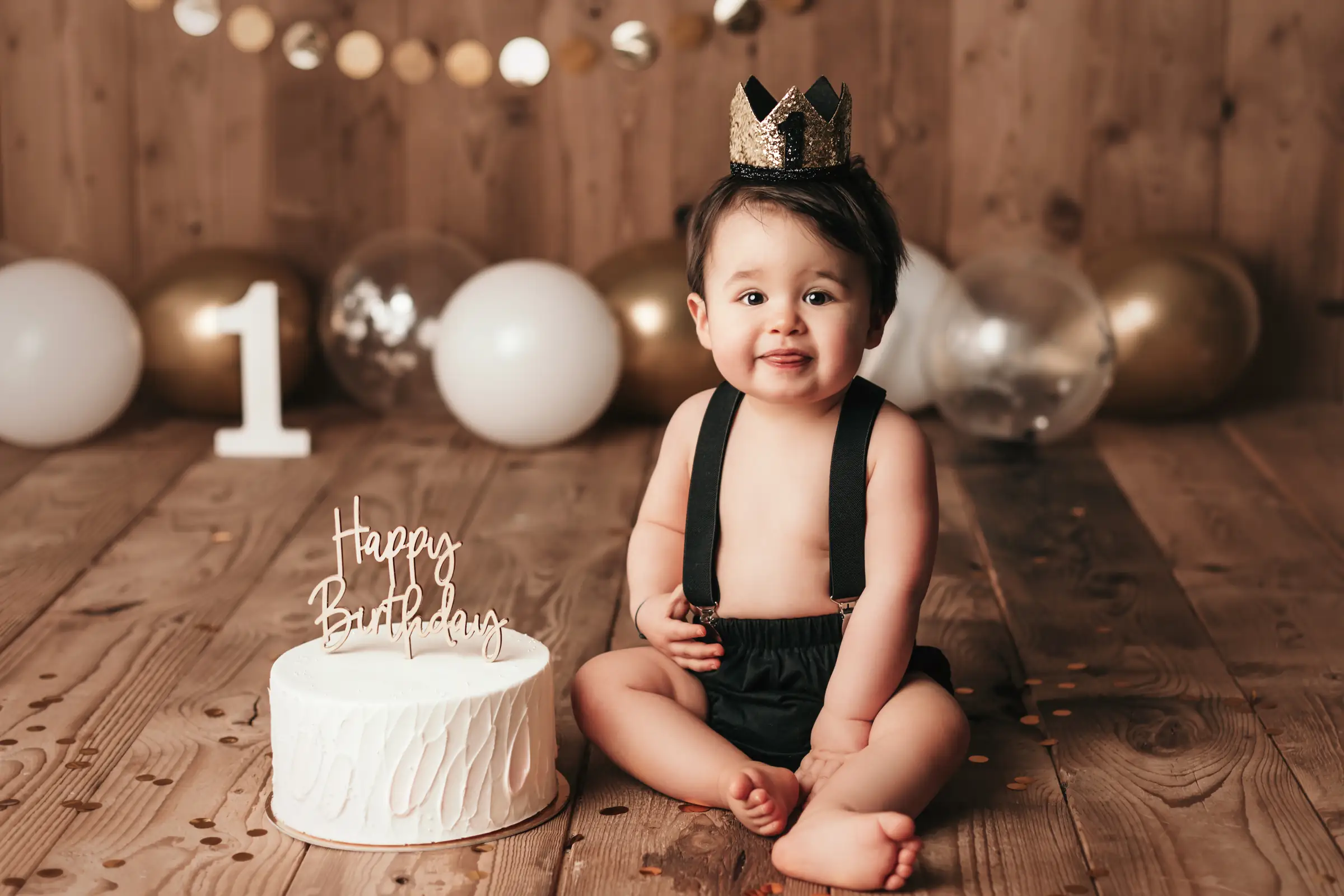 Bébé fêtant son premier anniversaire entouré de ballons, séance smash cake en studio près de Toulouse, Emilie Colusso photographe