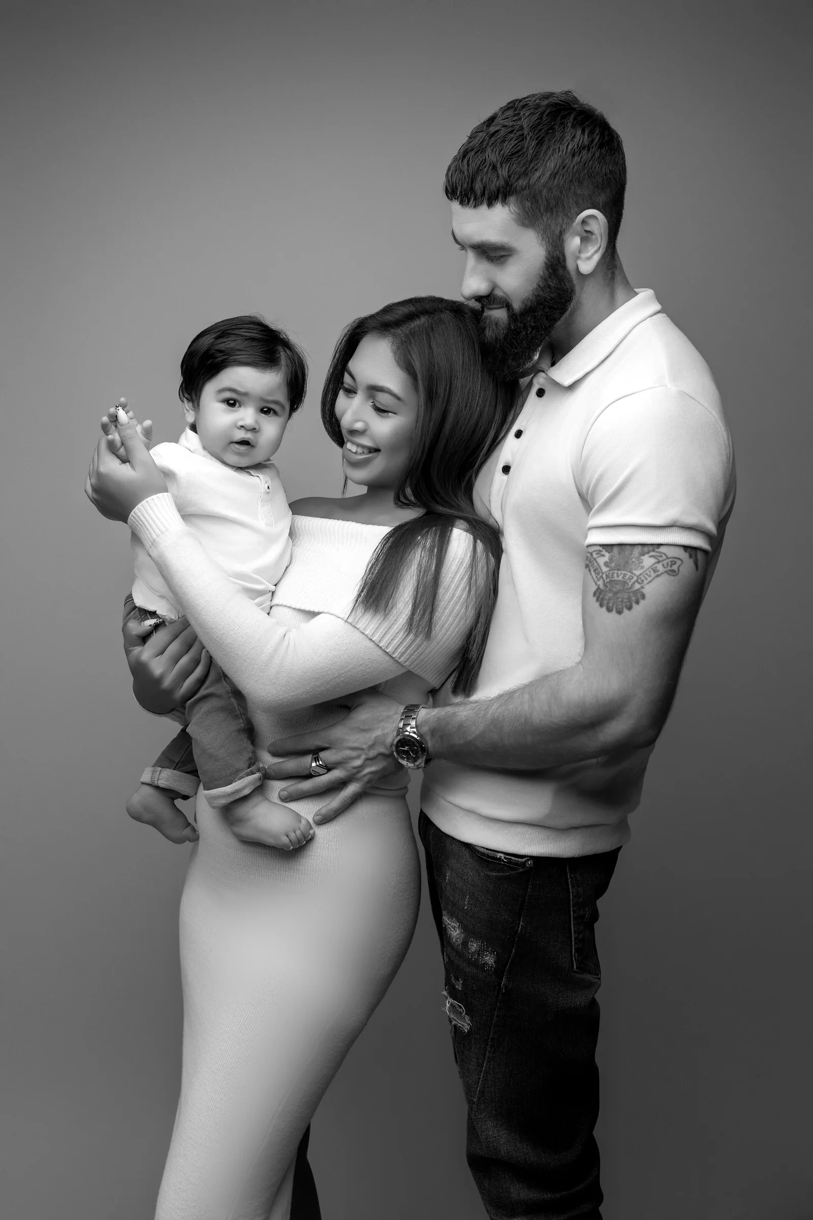 Parents qui tiennent leur bébé, portrait en noir et blanc, séance photo famille au studio près de Toulouse, Emilie Colusso photographe
