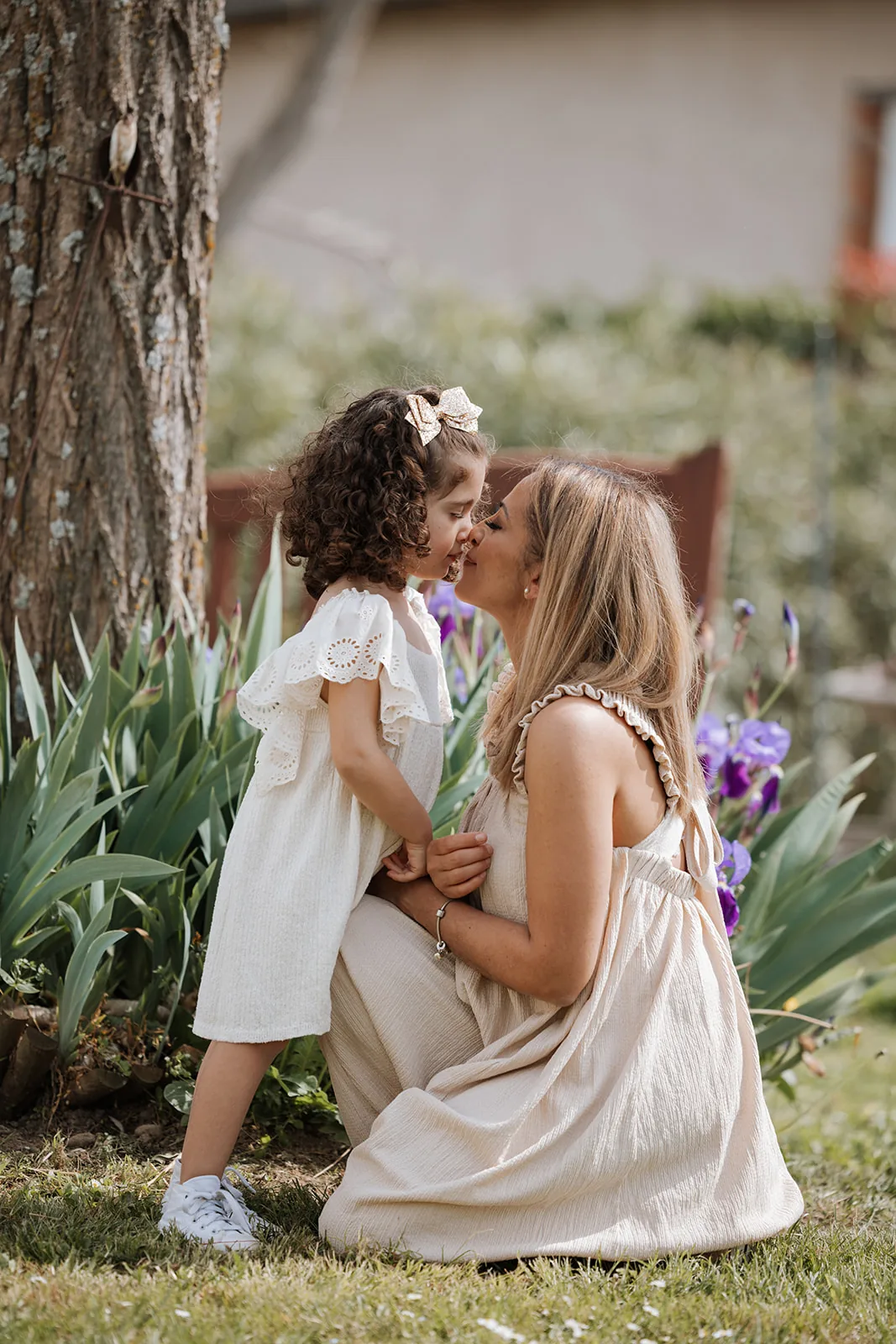 Maman et sa fille parmi les iris dans un jardin, séance photo mère et enfant près de Toulouse, Emilie Colusso photographe