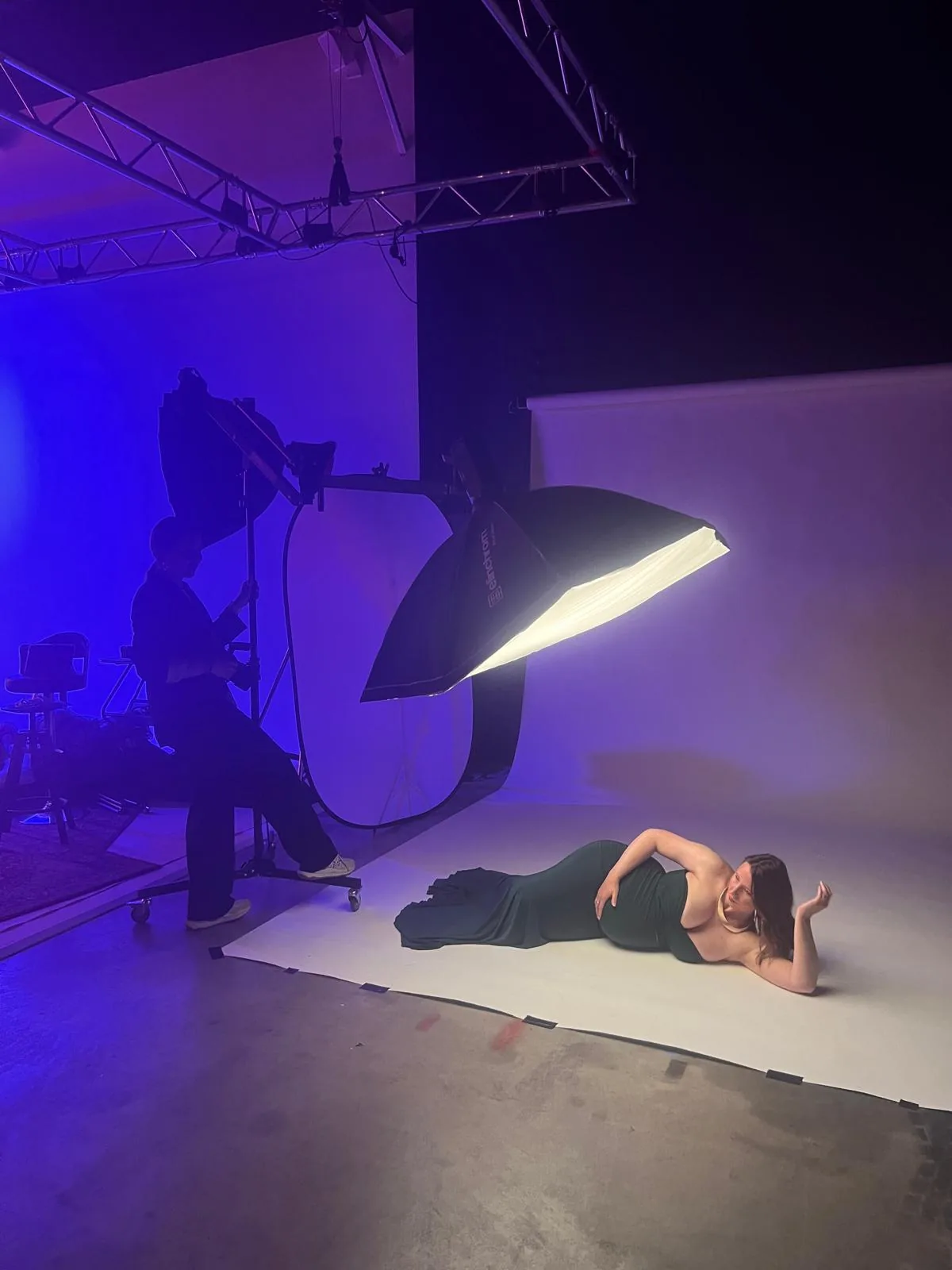 Pose allongée avec éclairage coloré, formation photographie grossesse au studio