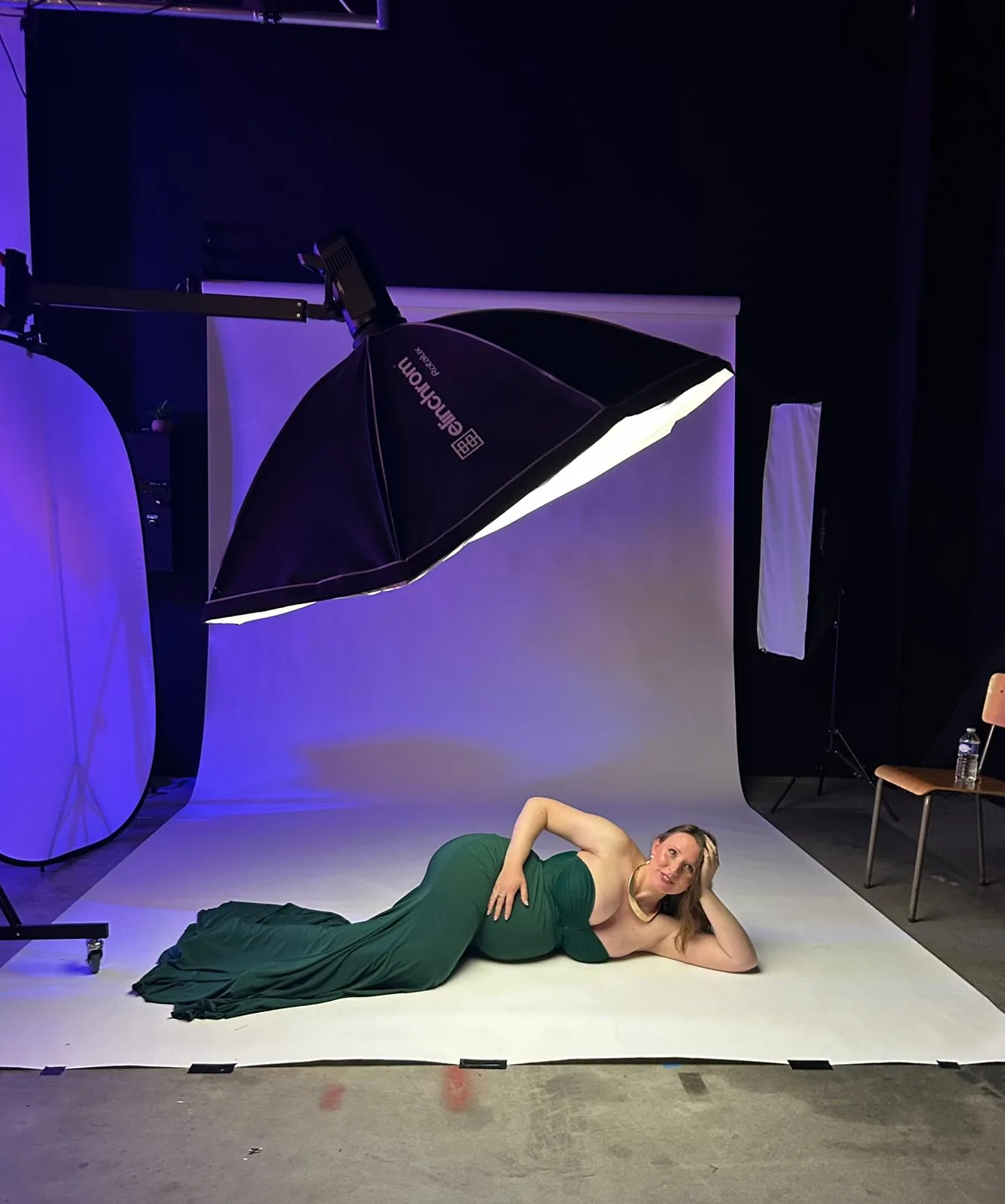 Éclairage créatif aux gélatines colorées pendant une formation photo au studio