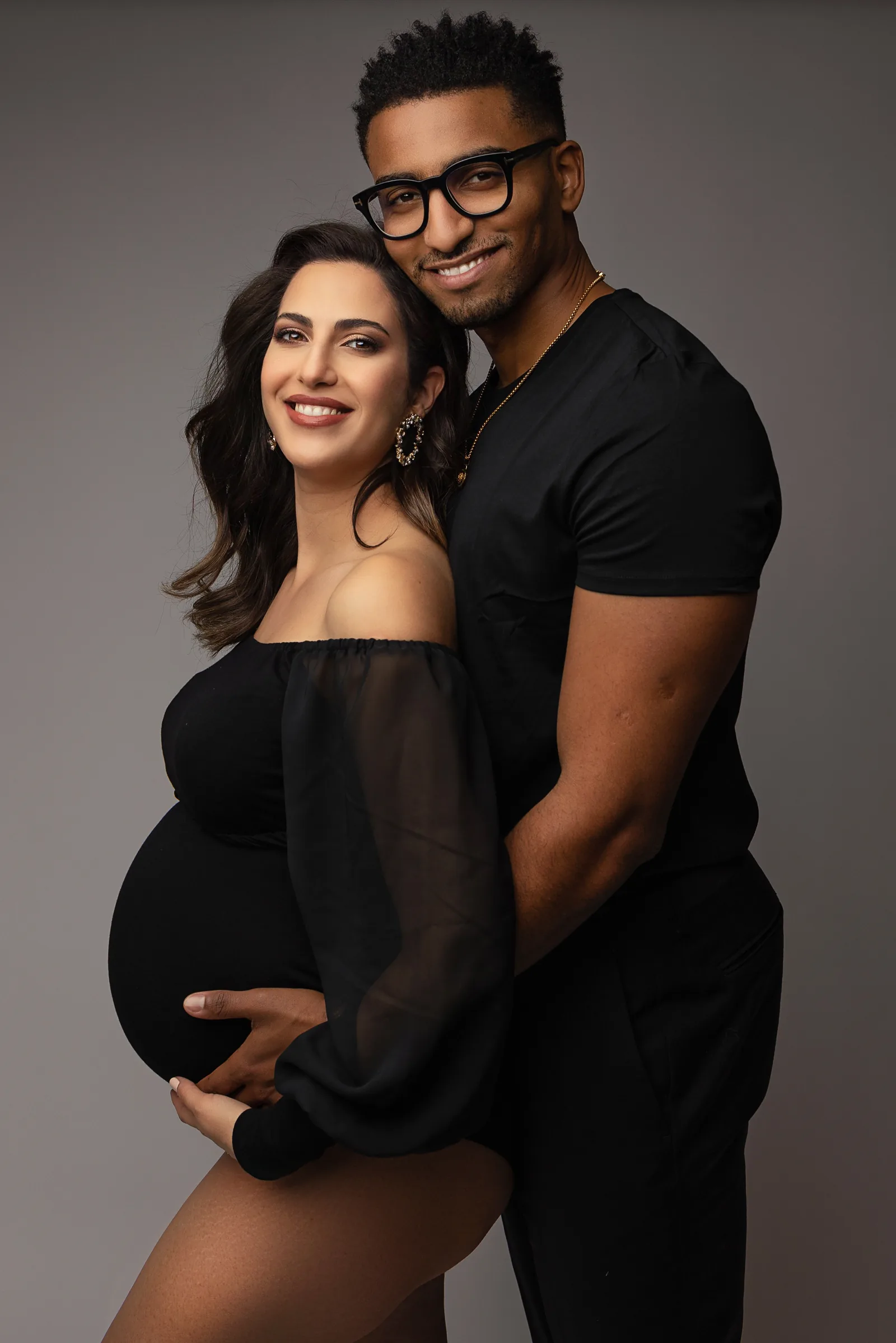 Couple attendant un bébé en studio, pack grossesse et nouveau-né d'Emilie Colusso