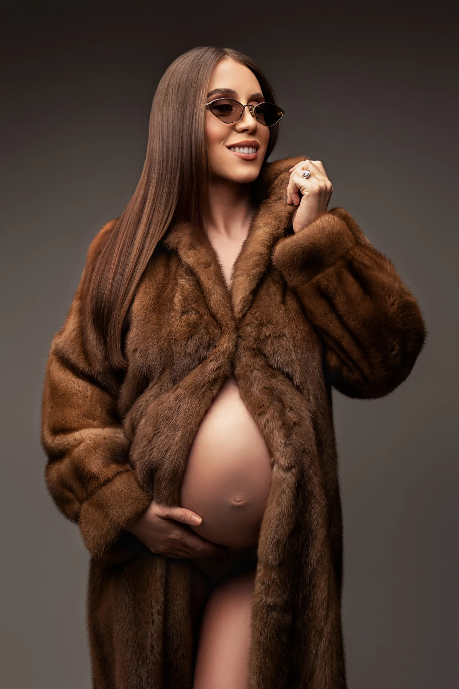Portrait de grossesse en manteau de fourrure, retouche fine par Emilie Colusso