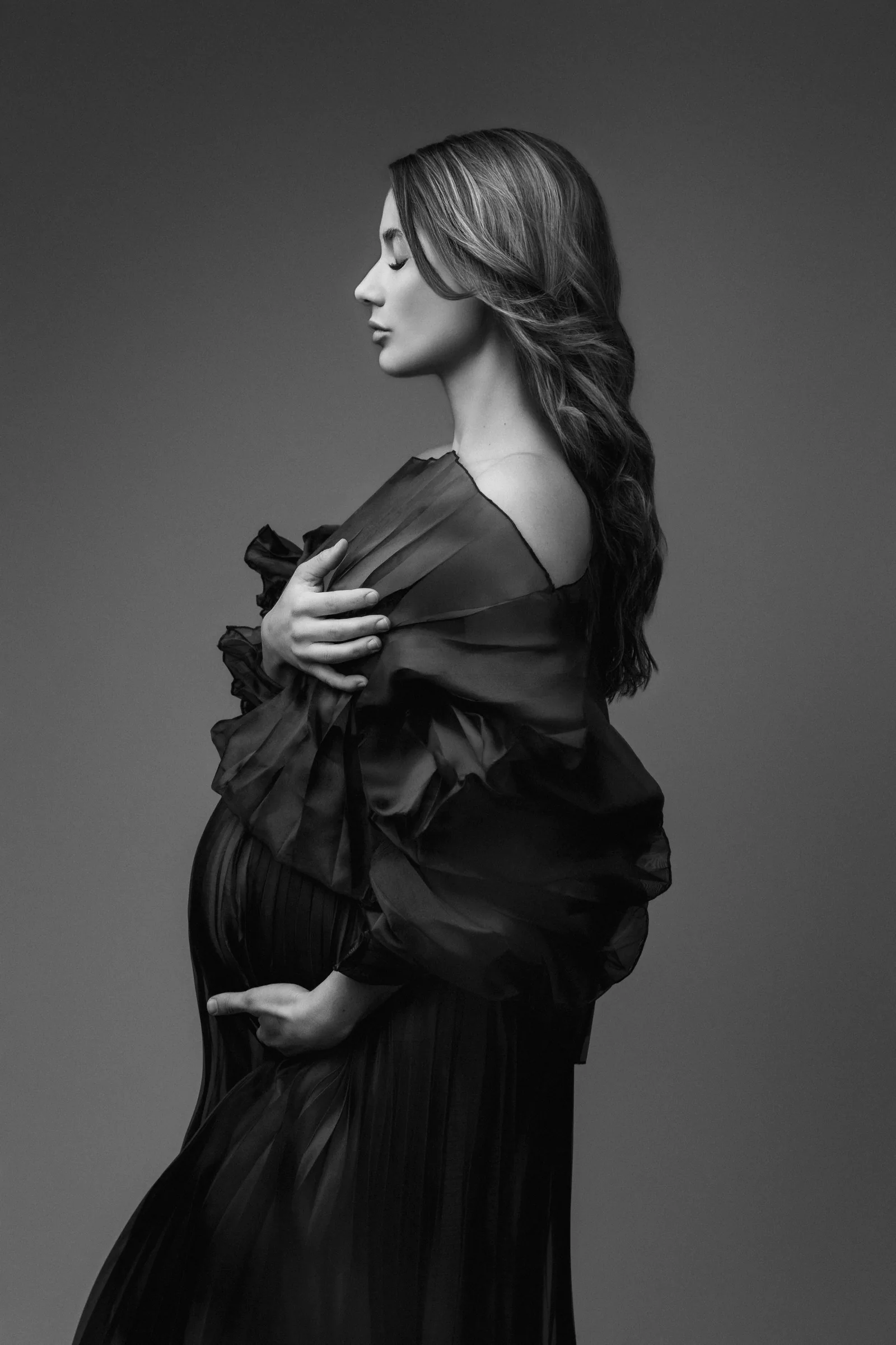 La même photo de grossesse livrée en noir et blanc, future maman de profil en robe d'organza, studio près de Toulouse, Emilie Colusso photographe