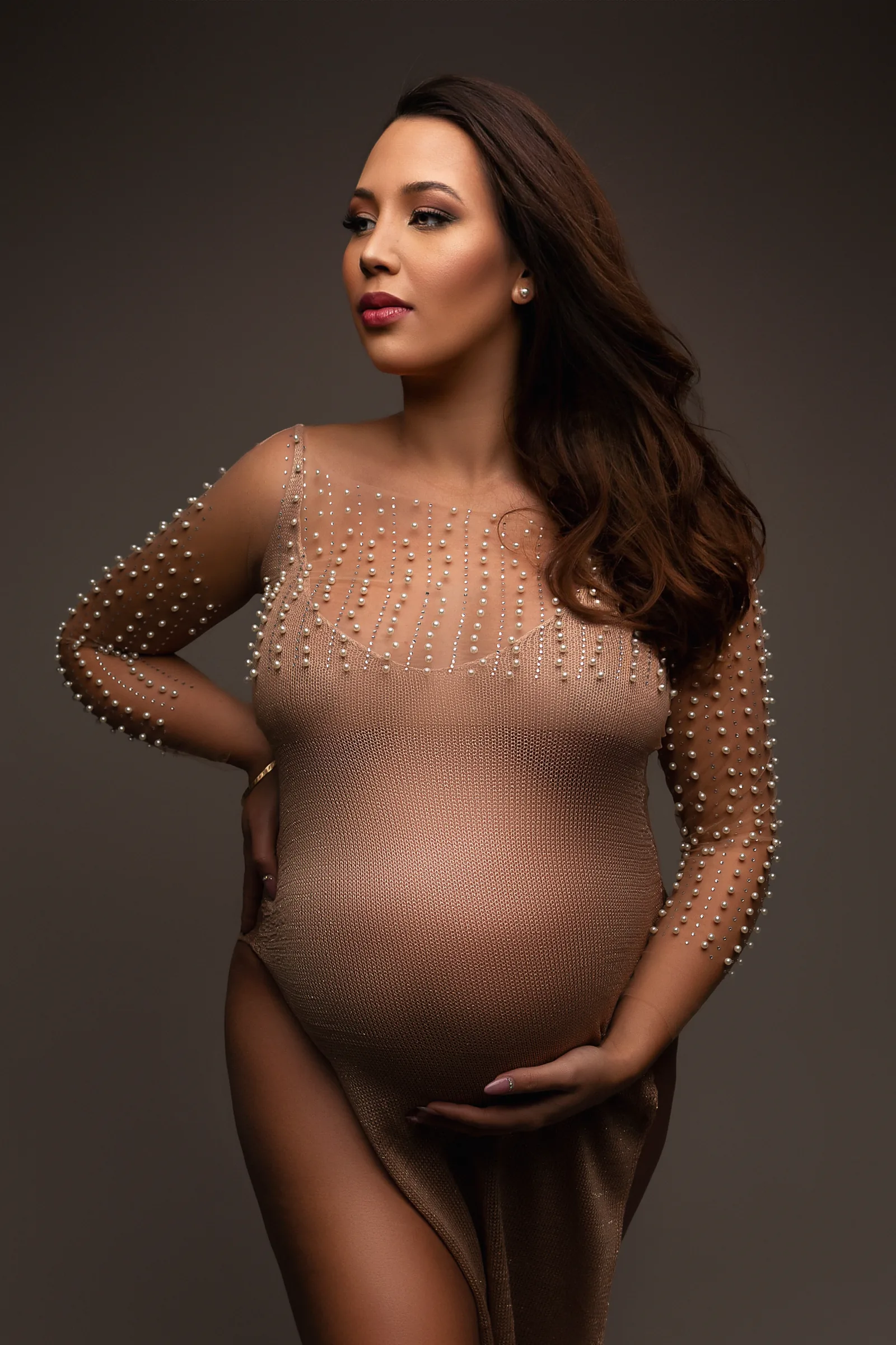 Future maman en robe transparente perlée, séance grossesse du pack par Emilie Colusso