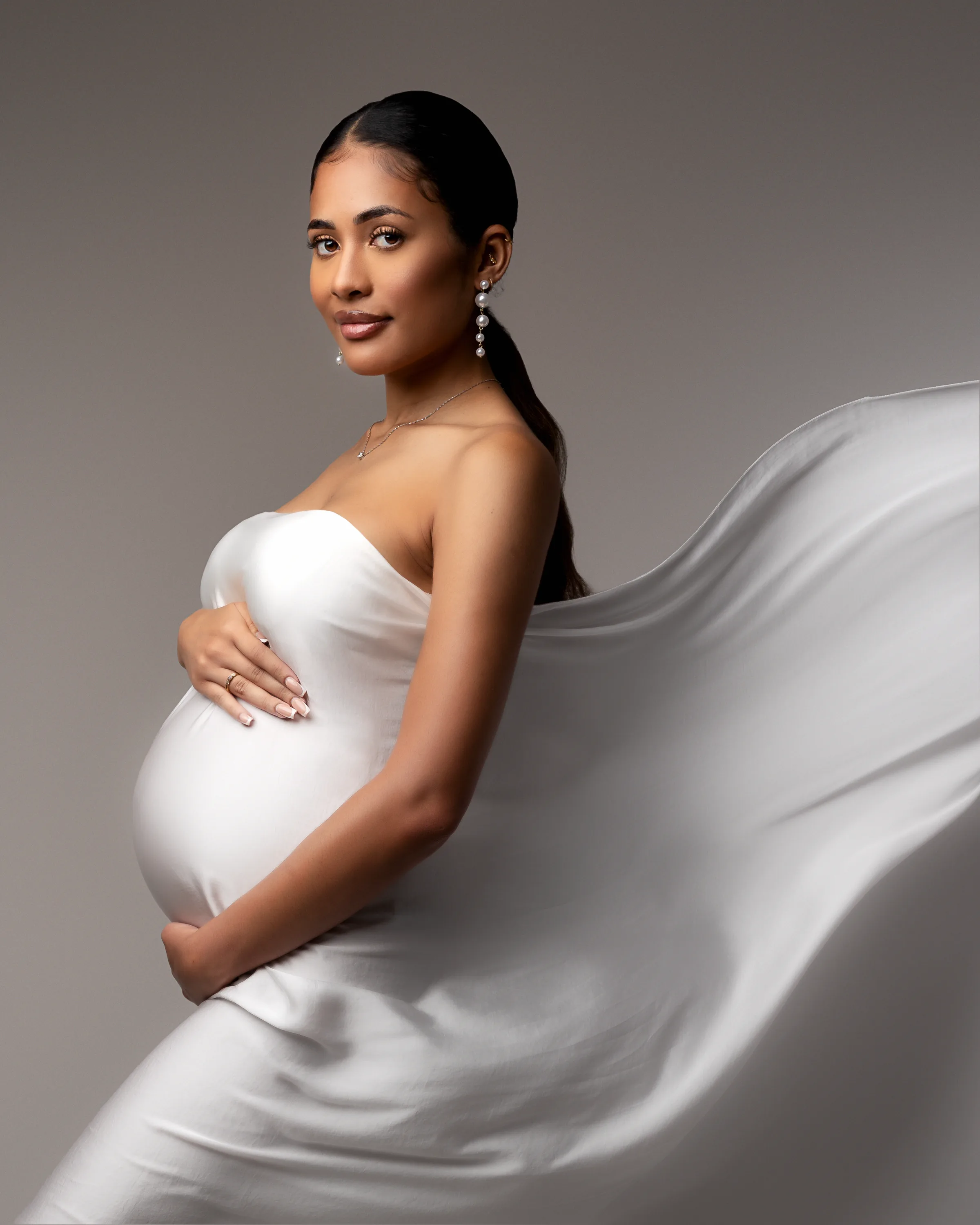 Future maman et voile blanc en mouvement, séance grossesse par Emilie Colusso près de Toulouse