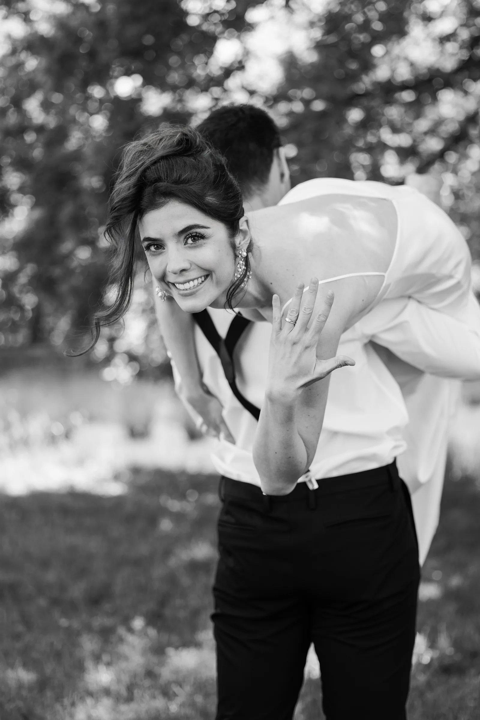 Couple de mariés en noir et blanc dans un jardin, reportage mariage par Emilie Colusso