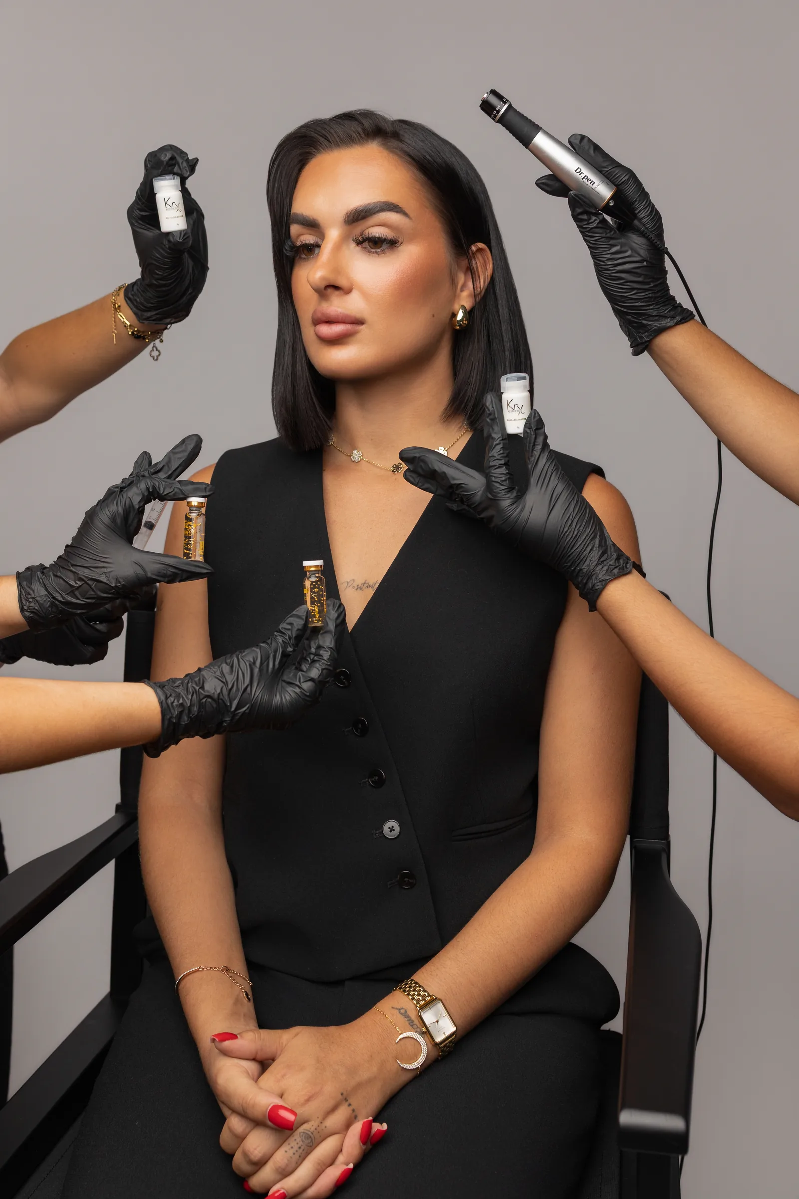 Visuel de marque pour l'institut Skinella à Toulouse, modèle en studio entourée de mains gantées tenant les produits de soin, Emilie Colusso photographe