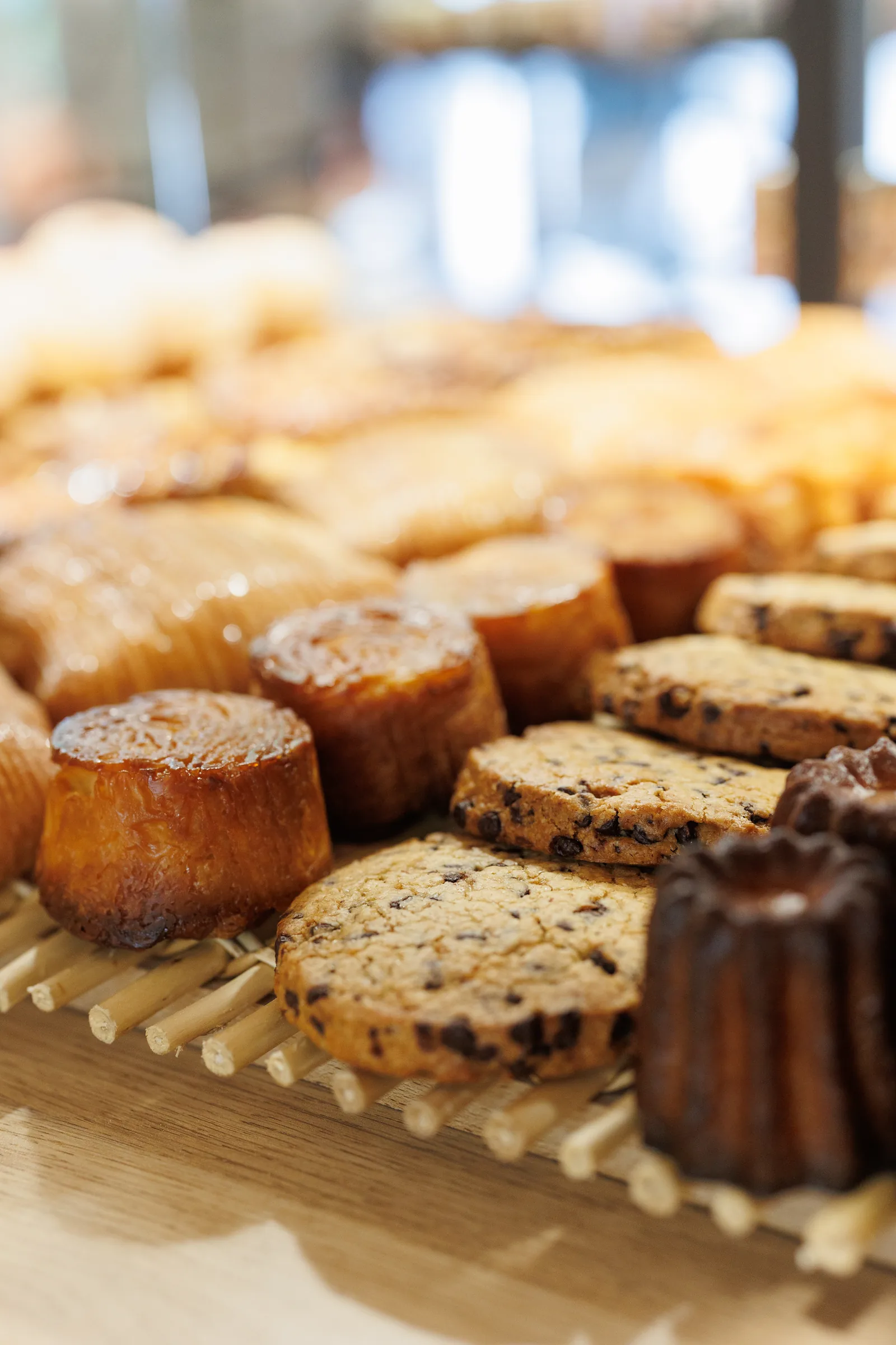 Cannelés, cookies et pâtisseries alignés en vitrine de la boulangerie artisanale bio Au Pain par Nature, Cugnaux en Haute-Garonne, Emilie Colusso photographe