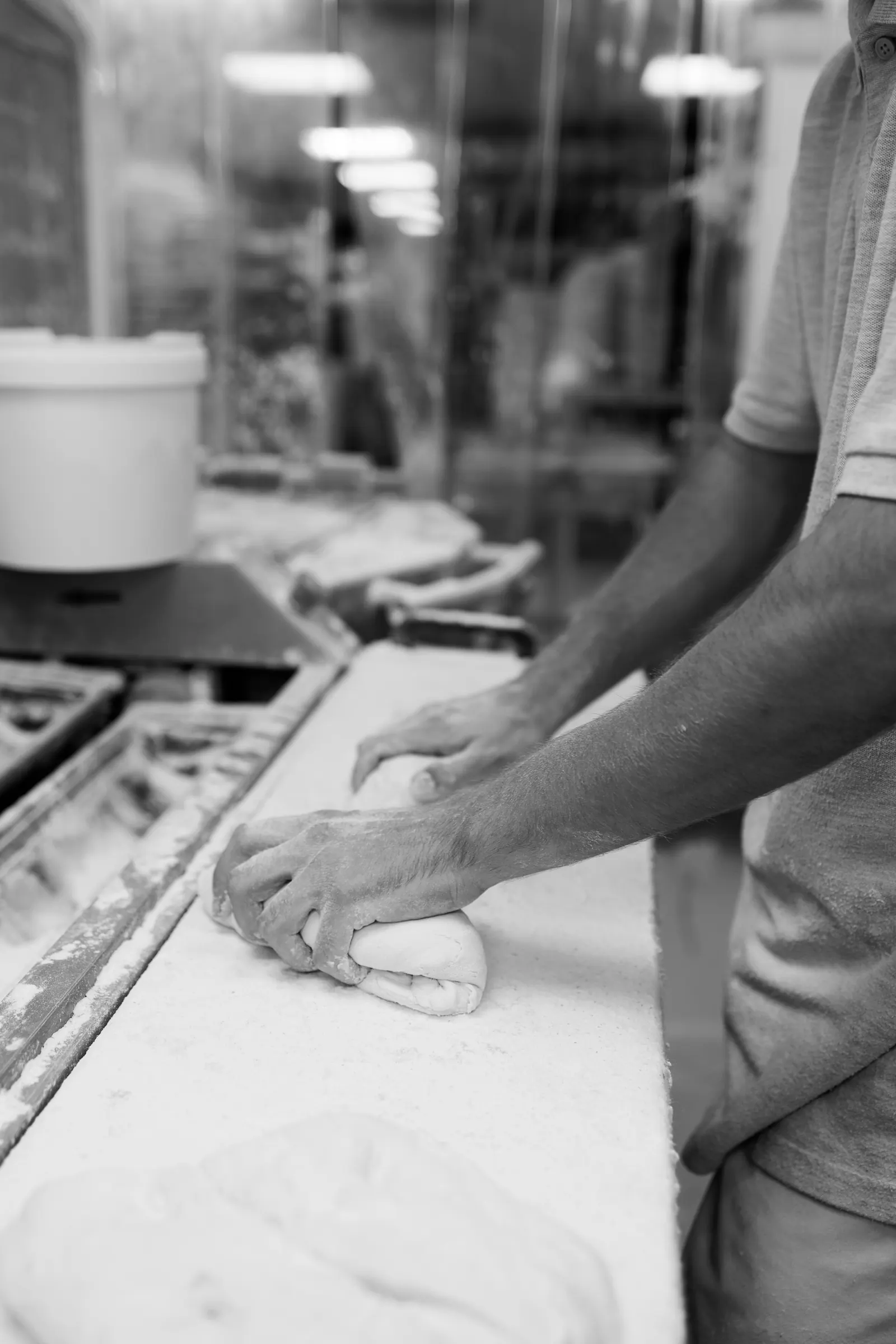 Mains du boulanger d'Au Pain par Nature façonnant un pâton au fournil, Cugnaux près de Toulouse, Emilie Colusso photographe