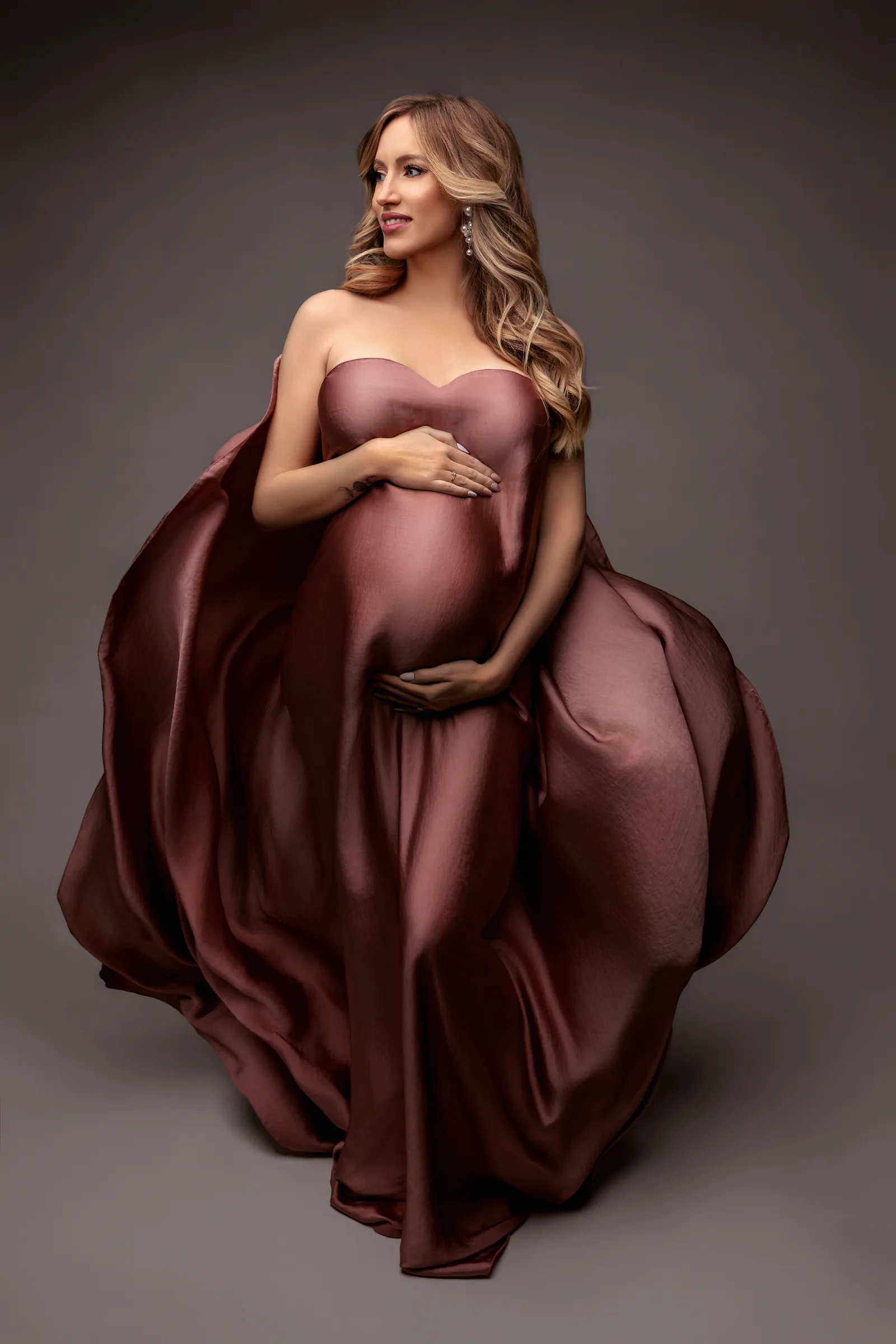 Portrait de grossesse en robe de satin après retouche par Emilie Colusso