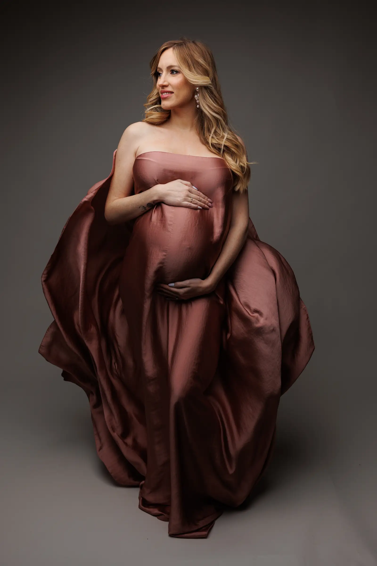 Portrait de grossesse en robe de satin vieux rose avant retouche, fichier de départ, Emilie Colusso photographe à Toulouse