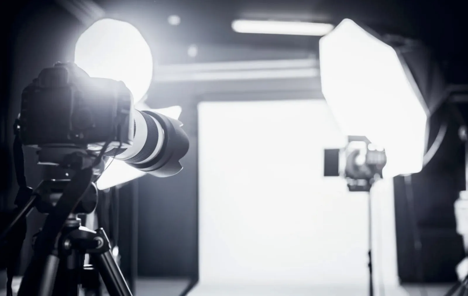Boîtier photo sur trépied face à deux flashs équipés de boîtes à lumière, studio d'Emilie Colusso à Roquettes près de Toulouse