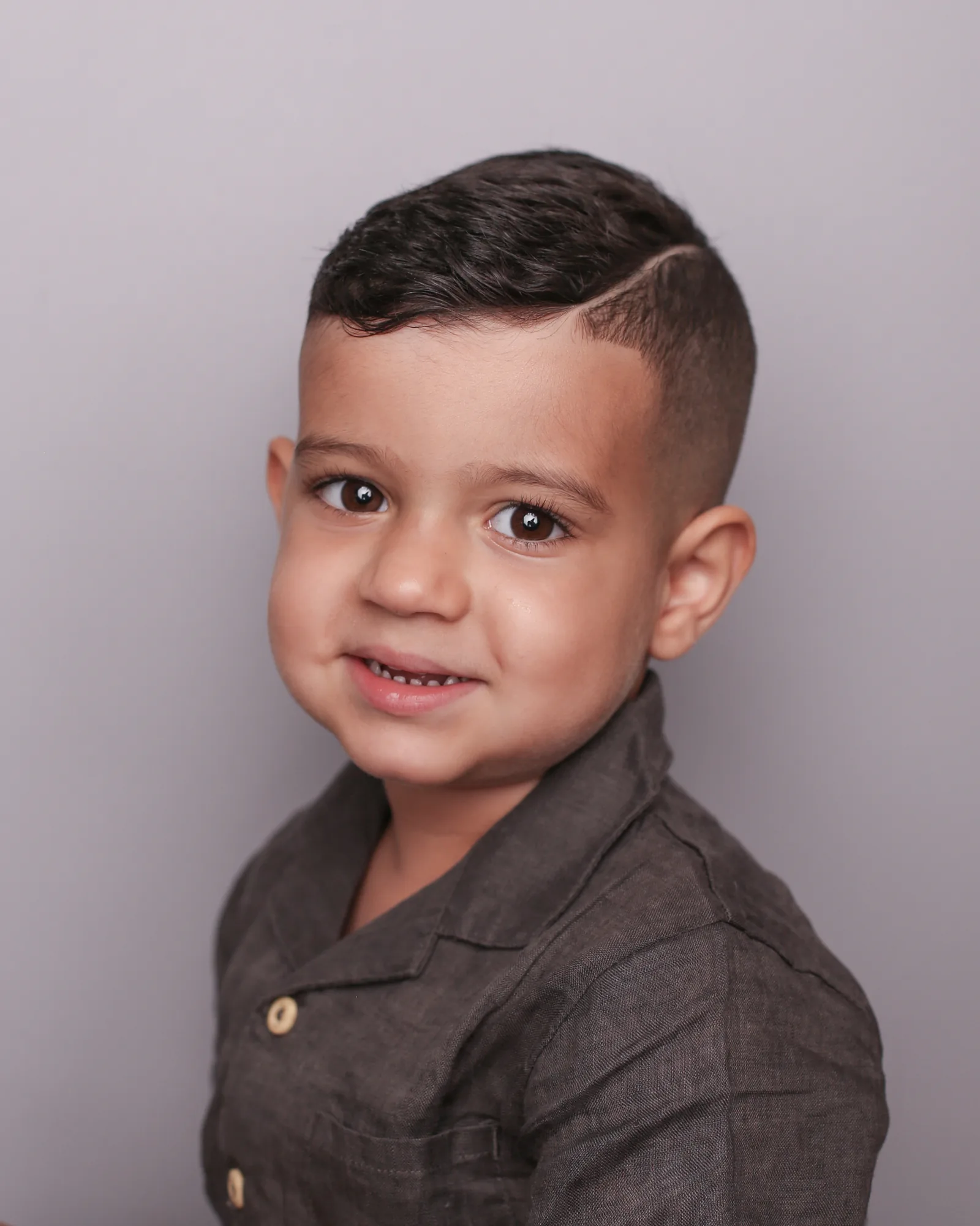 Photo d'identité d'un enfant sur fond gris uni au studio de Roquettes près de Toulouse, Emilie Colusso photographe