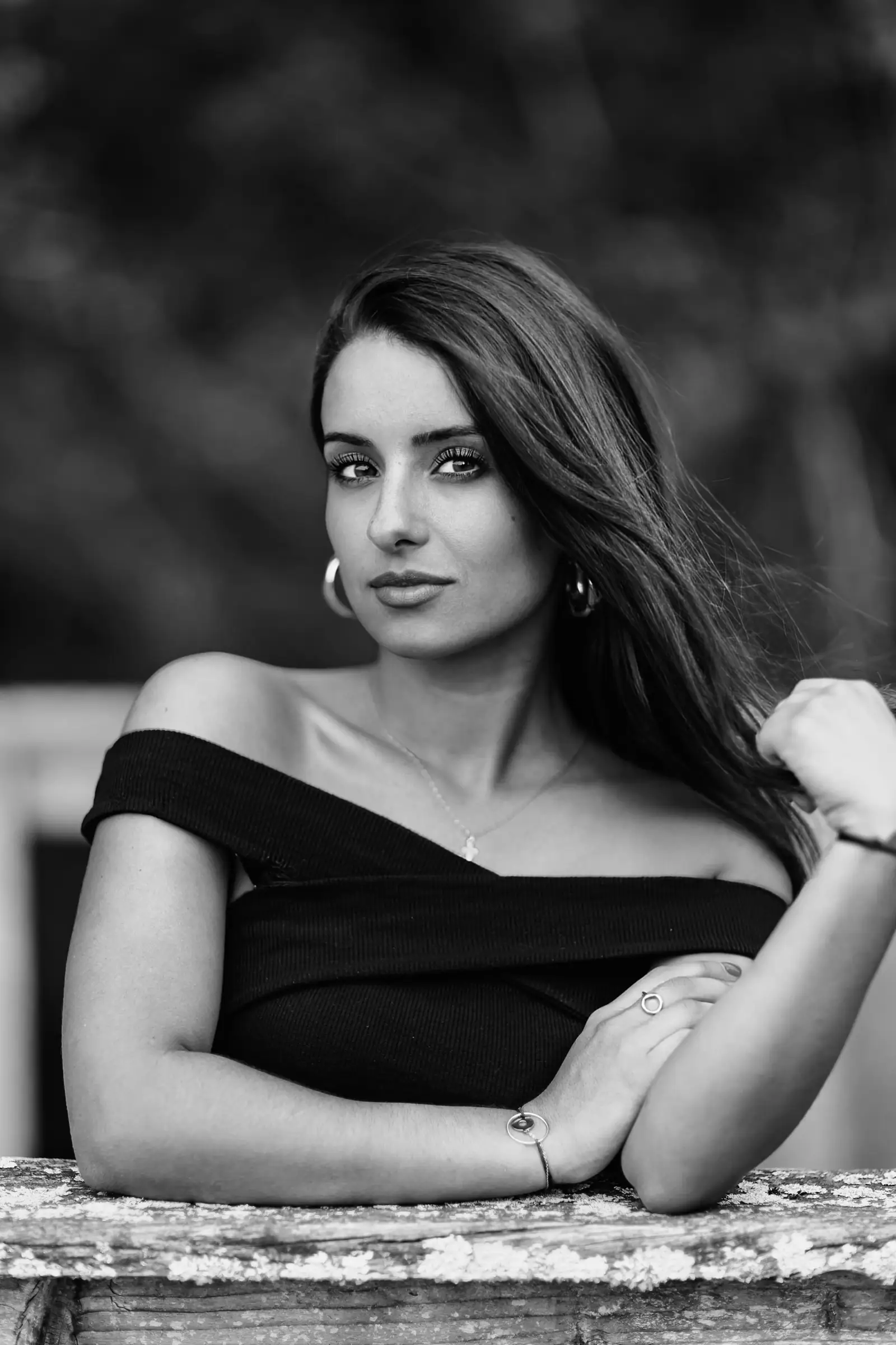 Portrait en noir et blanc d'une femme accoudée en extérieur, en lumière naturelle douce, à Toulouse, Emilie Colusso photographe