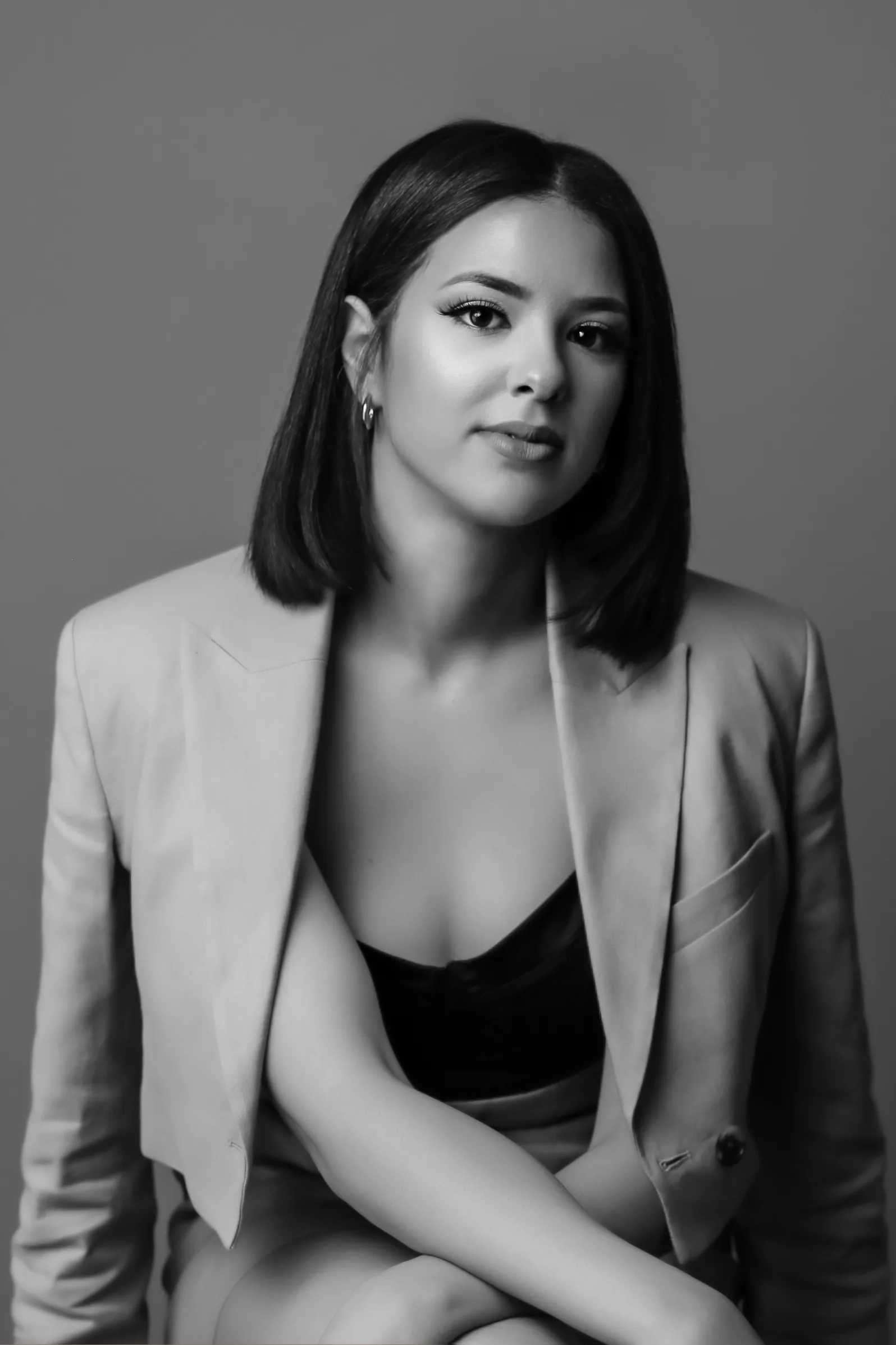 Portrait professionnel en noir et blanc, blazer clair, Emilie Colusso photographe