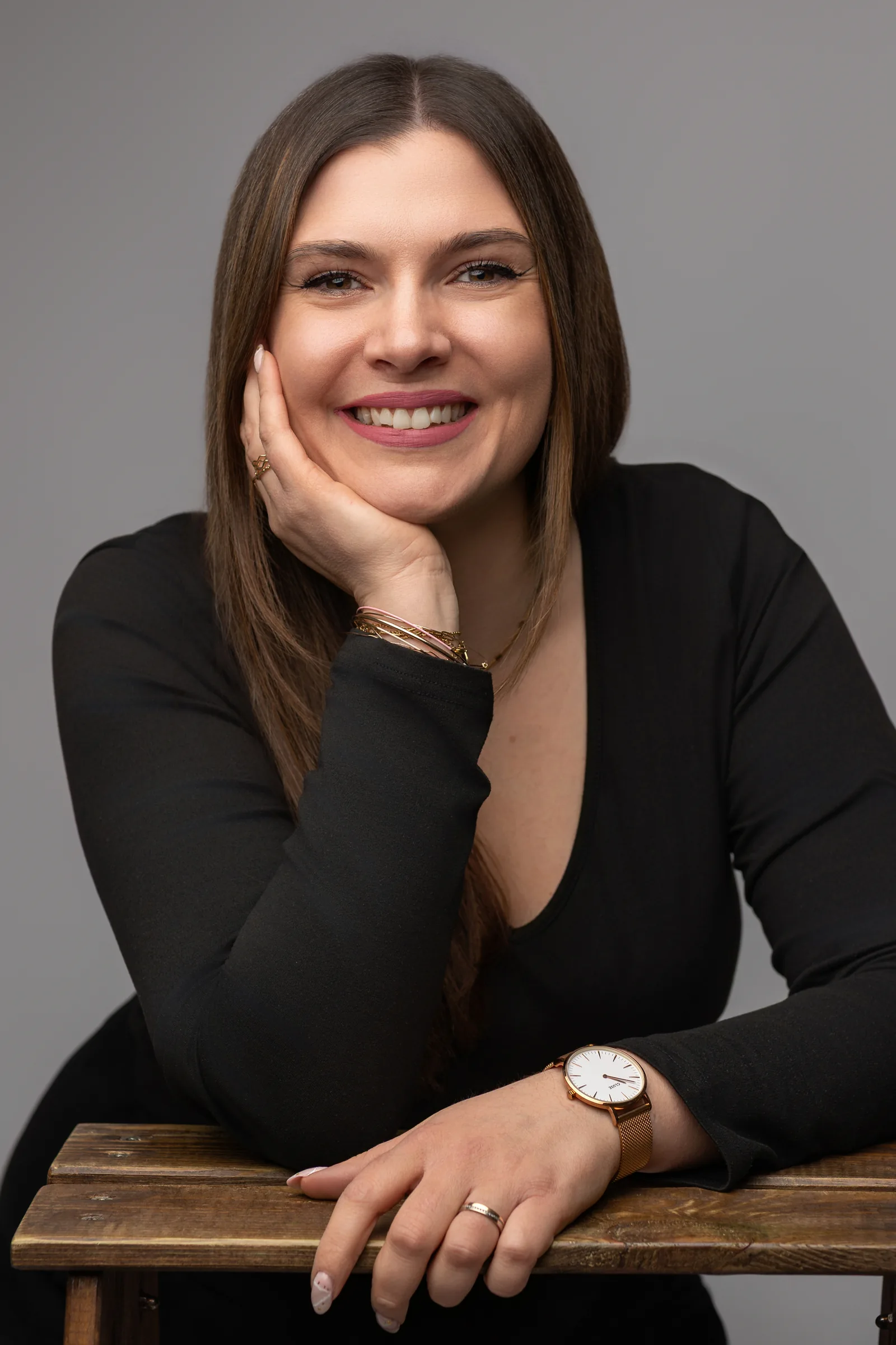 Portrait professionnel souriant en studio, Emilie Colusso photographe